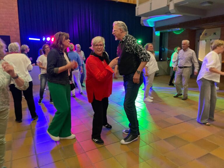 Auch Heike und Jürgen Behrens vom Kulturkreis tummeln sich gerne auf der Tanzfläche (10.05.2025)