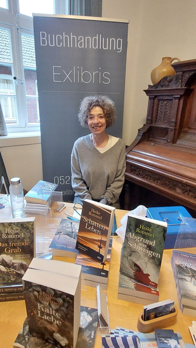 Katrin Bensiek von der Buchhandlung Exlibris bespielte den Büchertisch (05.05.2026)