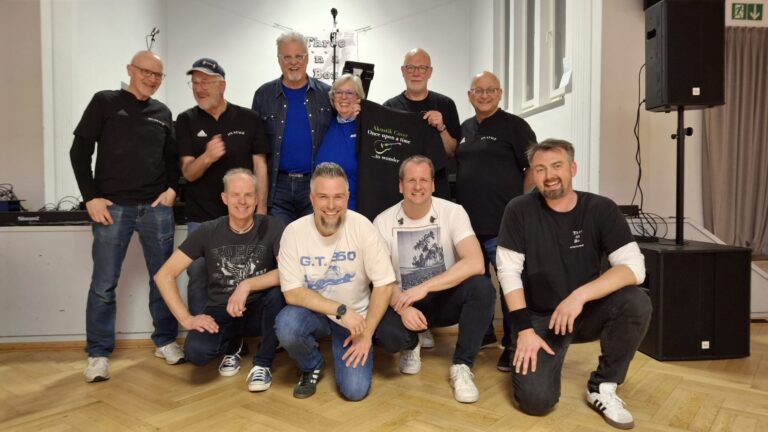 Heike und Jürgen Behrens (hinten Mitte) mit den beiden Bands (21.03.2026)