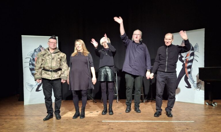 Die Mindener Stichlinge bedanken sich beim Publikum im Senner Forum (15.02.2025)