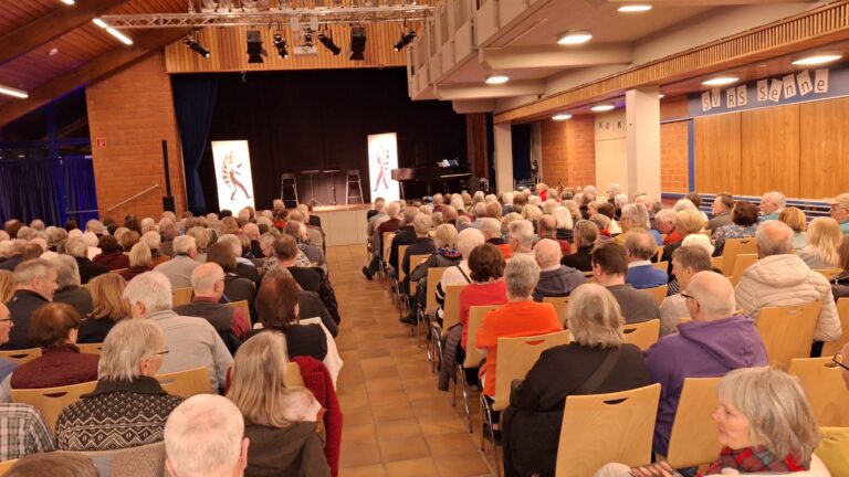 Spannung im vollbesetzten Senner Forum : Gleich treten die Mindener Stichlinge auf (15.02.2025)