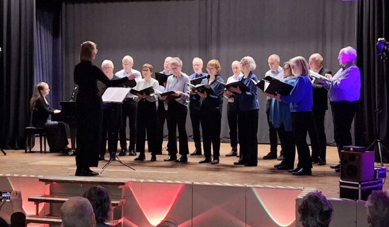 Die Pianistin begleitet den Chor am Flügel (07.02.2026)