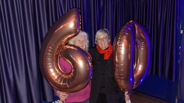 Heike und Ilona mit der Überraschung für die Stichlinge (14.02.2026)
