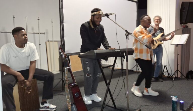 Die Band Friends in Klang brachte alle in Bewegung (22.11.2025)