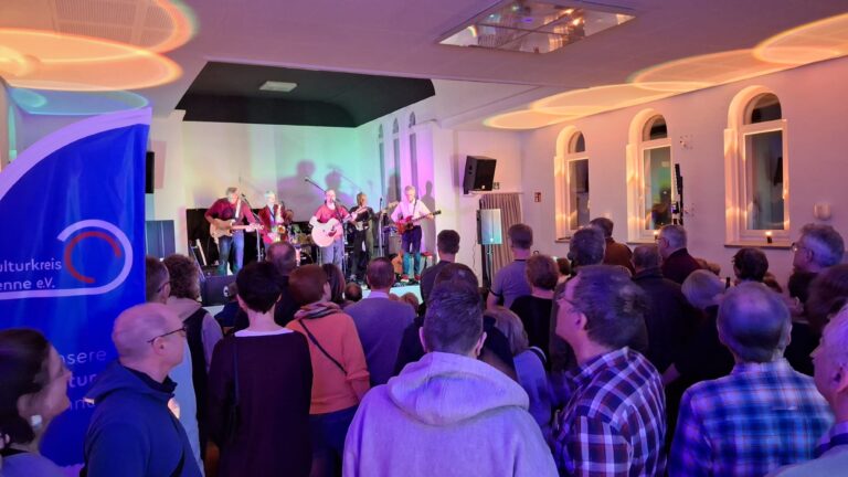 Volle Hütte bei Senne live reloaded im Senner Gemeinschaftshaus (22.02.2025)