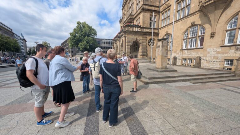 Johannes Wiemann begrüßt die Gäste zum Stadtrundgang (28.06.2025)