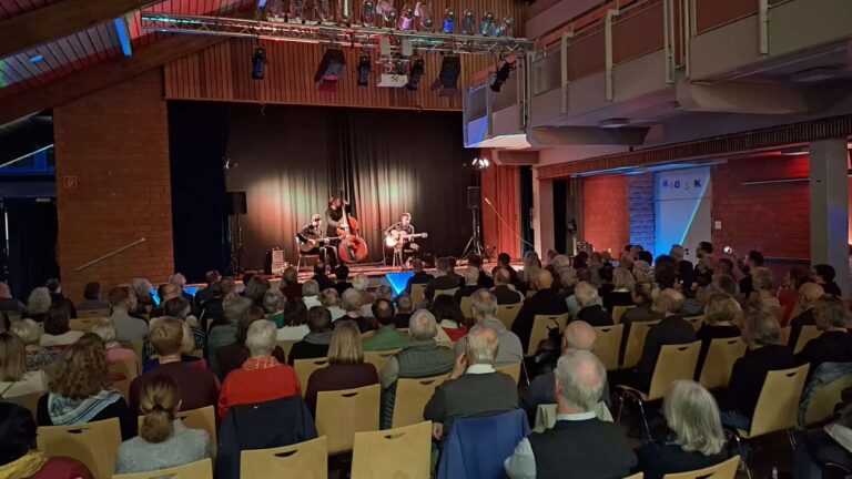 Das Publikum hatte teilweise lange Fahrstrecken auf sich genommen (09.10.2025)